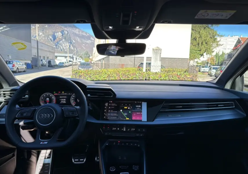 Intérieur de l'Audi A3 2025 TFSI 150 Hybrid S-Line, vue frontale du tableau de bord et volant cuir noir.