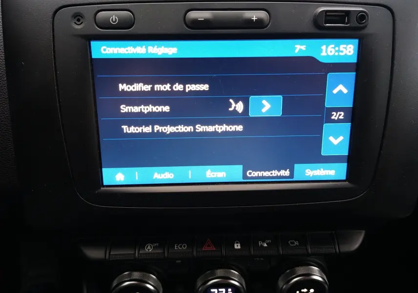 Écran tactile central du Dacia Duster 2021 affichant le menu connectivité, avec commandes climatisation en dessous.