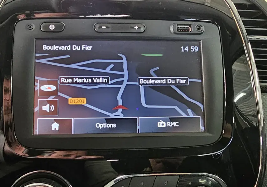 Écran tactile du GPS du Renault Captur 2014 affichant une carte avec les rues Rue Marius Vallin et Boulevard Du Fier.