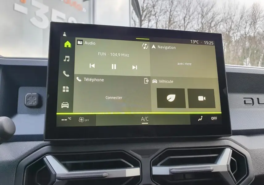 Écran tactile central du tableau de bord du Dacia Duster 2025, affichant le système Media Nav Live.