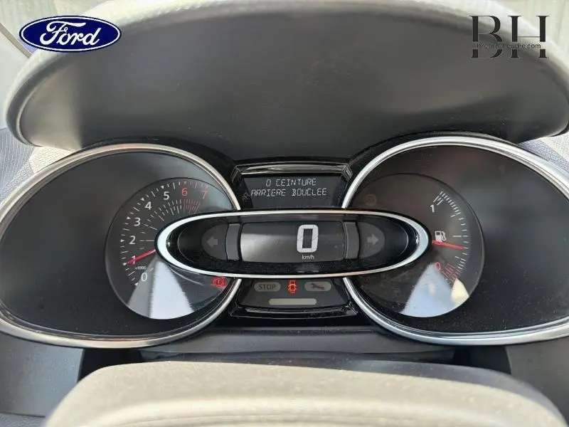 Vue rapprochée du tableau de bord numérique d'une Renault Clio blanche, affichant la vitesse à 0 km/h.