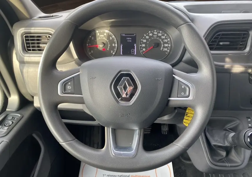 Vue intérieure centrée sur le volant noir Renault du Master 2024 avec tableau de bord et levier de vitesse manuel.