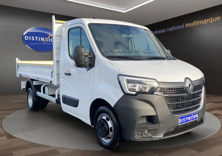 Renault Master benne blanc vu en 3/4 avant droit, avec calandre noire et feux LED distinctifs.