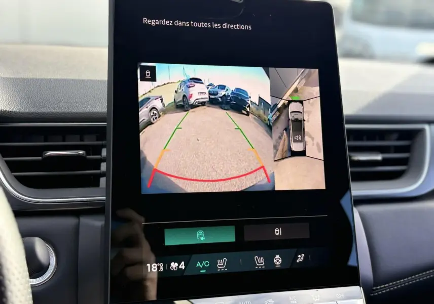 Écran tactile intérieur montrant la caméra 360° en marche arrière du Renault Symbioz gris Cassiopée, vue depuis le tableau de bord.