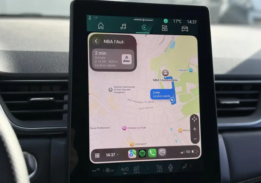 Écran tactile central affichant la navigation GPS dans l'habitacle d'une Renault Symbioz 2025.