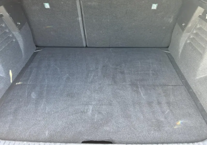 Coffre spacieux en vue plongeante du Renault SYMBIOZ gris Cassiopée, avec plancher de coffre mobile et revêtement tissu.
