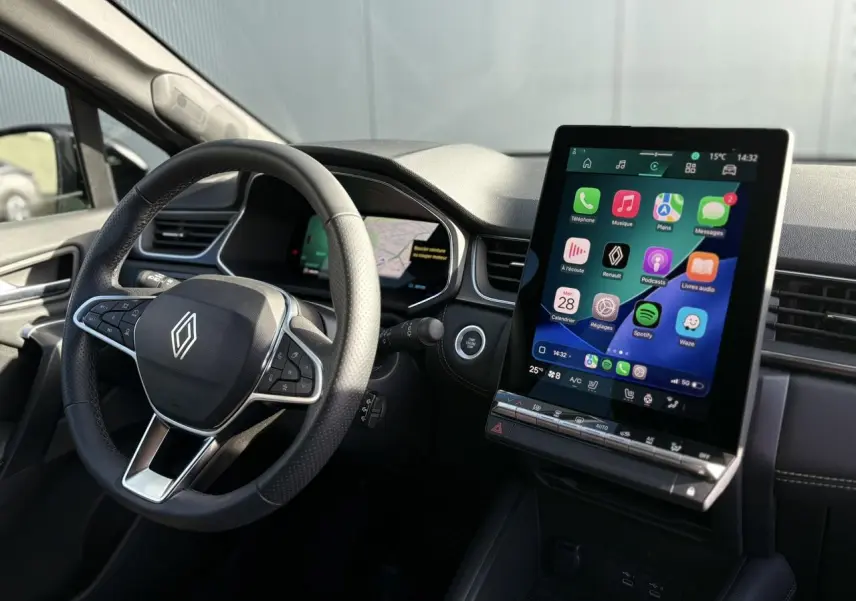 Intérieur Renault SYMBIOZ 2025, vue du volant et écran tactile central affichant Apple Carplay, finition noire.