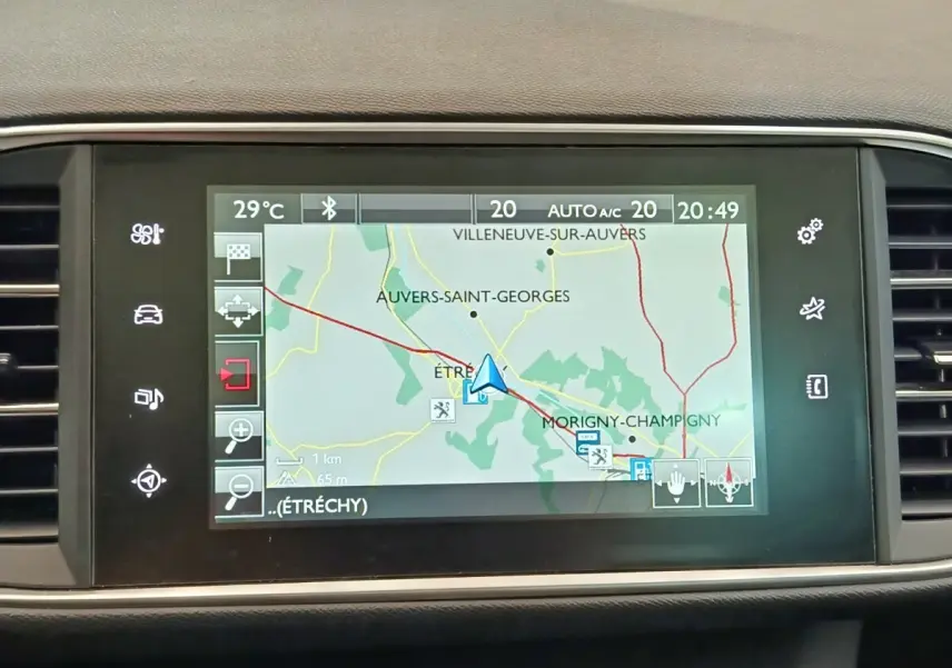Écran tactile de navigation 3D Peugeot 308 GT Line 2016, affichage couleur avec carte et commandes tactiles.