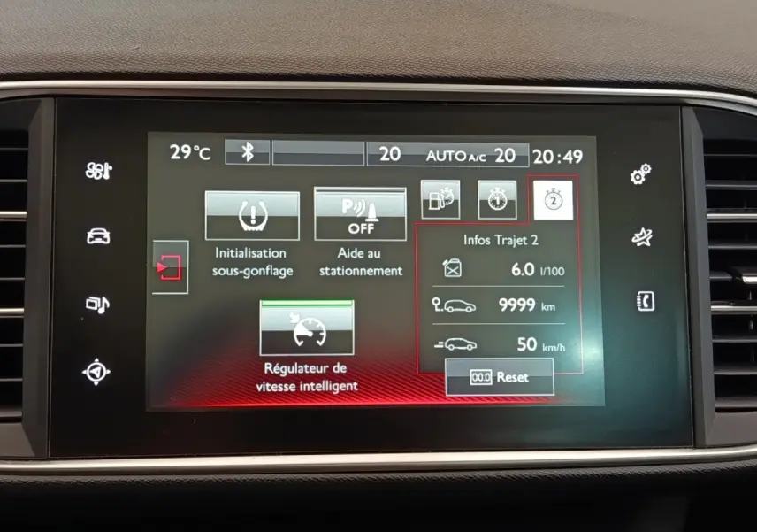 Écran tactile central de la Peugeot 308 noir, affichant les réglages du régulateur de vitesse et aide au stationnement.