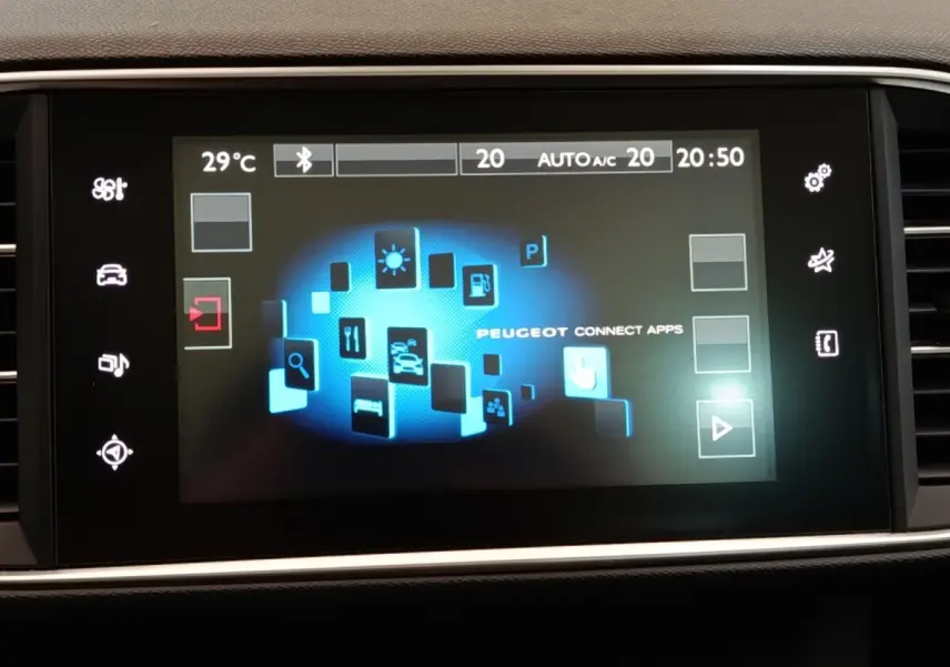 Écran tactile central de la Peugeot 308 GT Line 2016 affichant l'interface Peugeot Connect Apps en intérieur noir.