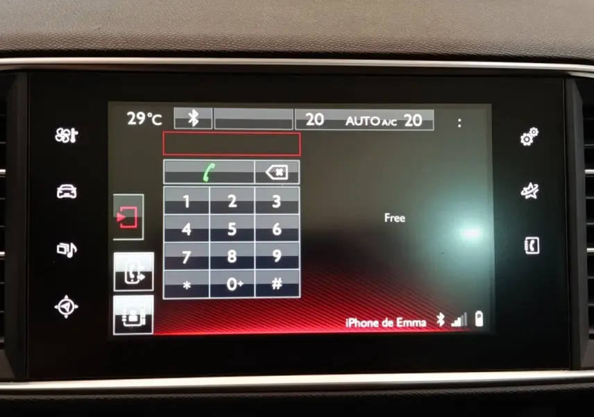 Écran tactile central de la Peugeot 308 GT Line 2016 affichant le clavier téléphonique et la température intérieure.