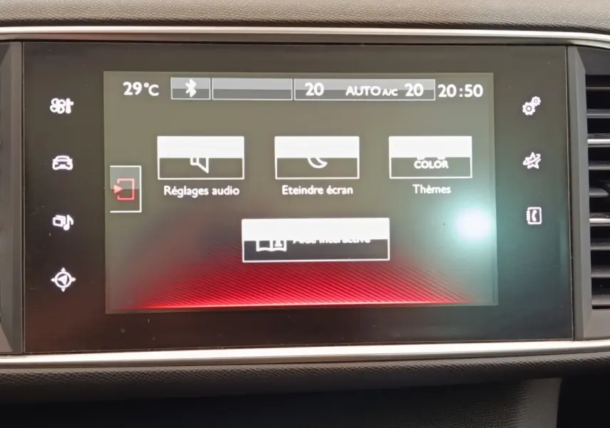 Écran tactile central de la Peugeot 308 GT Line 2016 affichant les réglages audio et thèmes, vue de face.
