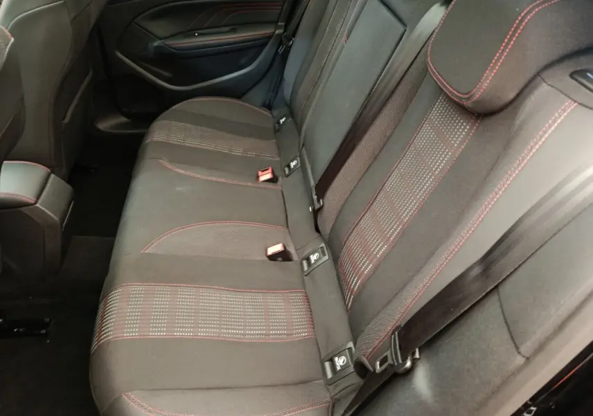 Vue rapprochée de la banquette arrière noire avec surpiqûres rouges de la Peugeot 308 GT Line 2016.