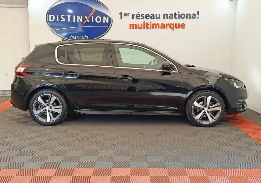 Profil côté gauche d'une Peugeot 308 noire GT Line 2016, avec jantes alliage et logo GT Line visible sur l'aile avant.