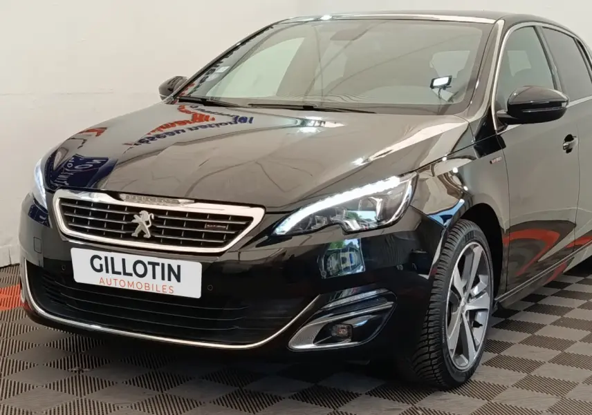 Vue 3/4 avant droite d'une Peugeot 308 noire GT Line avec phares LED et jantes alliage distinctives.