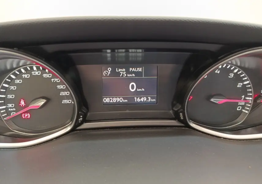 Vue rapprochée du tableau de bord de la Peugeot 308 GT Line 2016, affichage digital noir avec compteurs analogiques.