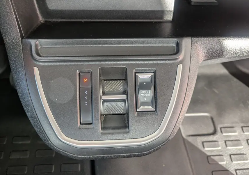 Gros plan sur la console centrale du FIAT Scudo Fourgon blanc 2025, montrant la commande de boîte auto et le bouton Drive Mode.
