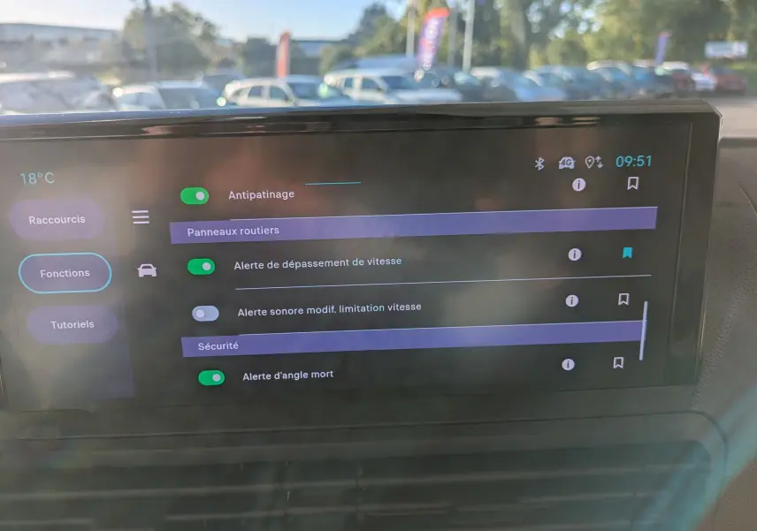 Écran tactile couleur HD 10 pouces du tableau de bord du Fiat Scudo Fourgon XL 145 blanc, affichant les options de sécurité.