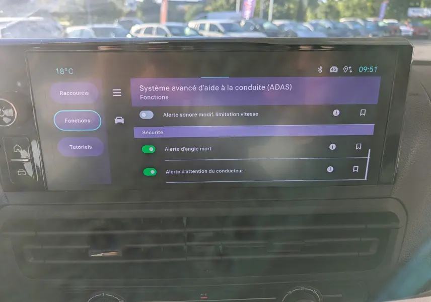 Écran tactile couleur HD de 10 pouces affichant les options avancées d'aide à la conduite dans un FIAT Scudo Fourgon blanc.