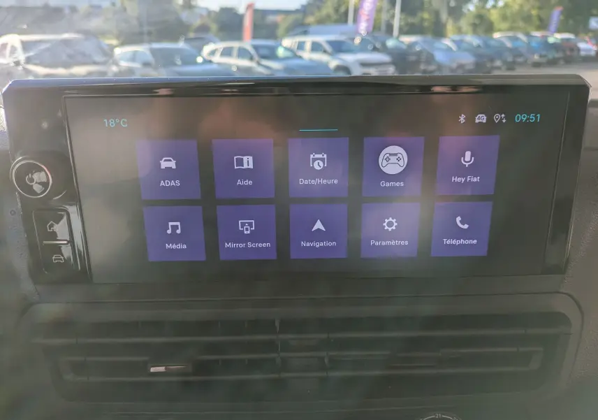 Écran tactile couleur 10 pouces du tableau de bord du Fiat Scudo Fourgon blanc, affichant les options multimédia et navigation.