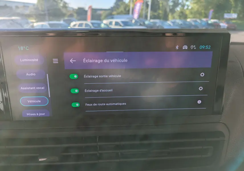 Écran tactile couleur HD de 10 pouces affichant les réglages d'éclairage du véhicule dans un Fiat Scudo Fourgon blanc.