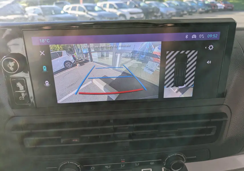 Écran tactile 10 pouces du Fiat Scudo Fourgon blanc 2025 montrant la caméra de recul avec guidage et vue 360° intérieure.