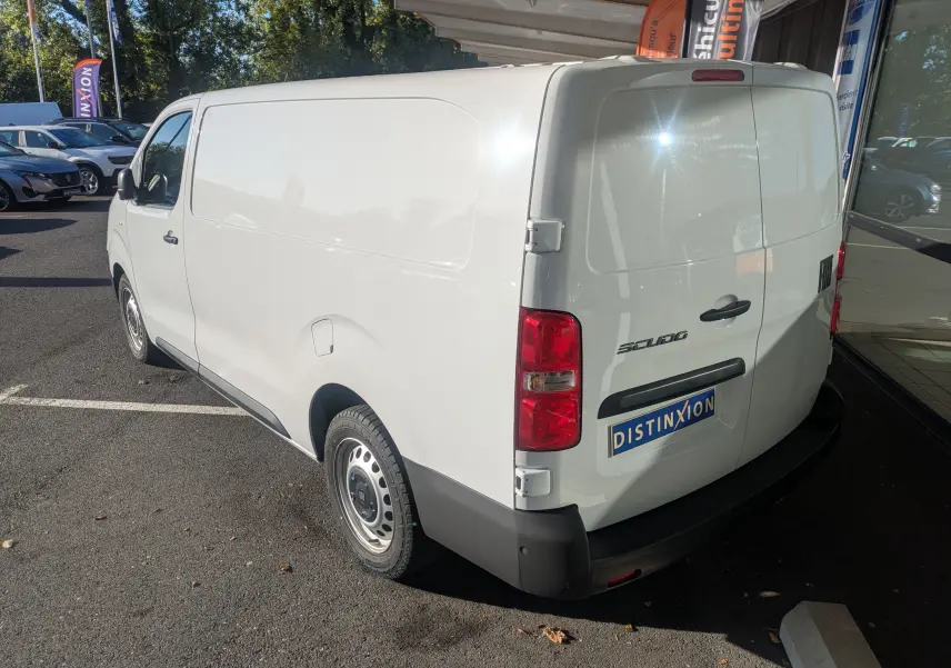 Fiat Scudo Fourgon blanc vu en 3/4 arrière droit, avec jantes tôles grises et portes arrière fermées.