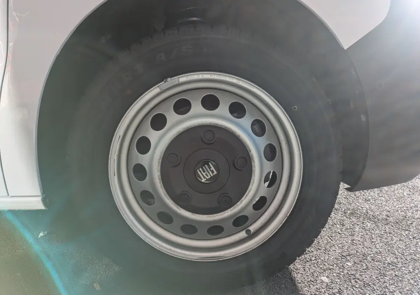 Gros plan sur la roue avant droite blanche du FIAT Scudo Fourgon XL 145 EAT8 avec jante tôle grise.