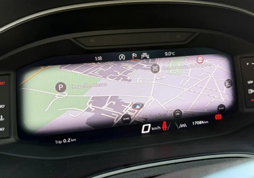 Affichage numérique du tableau de bord de la SEAT IBIZA TSI 115 FR 2025 montrant la navigation et la vitesse à 0 km/h.