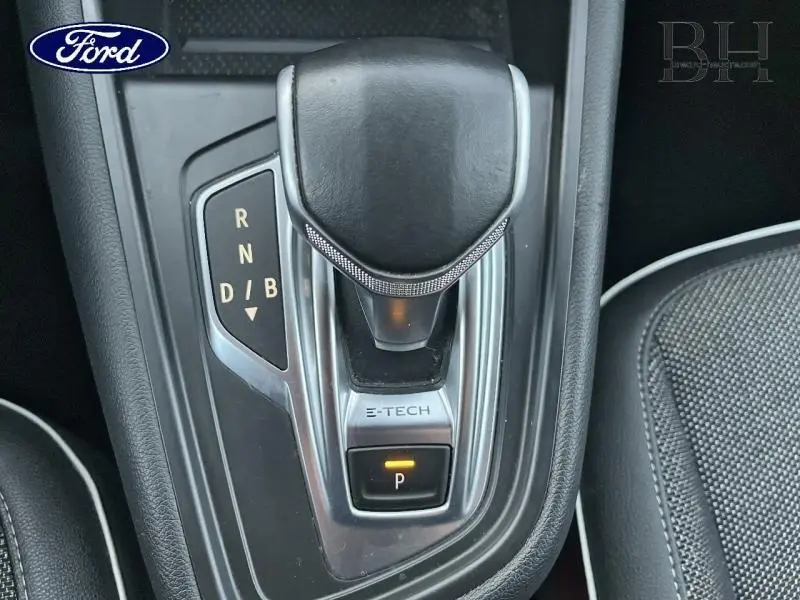 Le levier de vitesses noir et argenté du Renault Captur hybride rechargeable vu de dessus, avec indication E-TECH et mode parking activé.