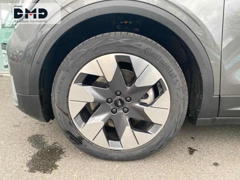 Gros plan sur la roue avant gauche du Ford Explorer gris Magnetic métallisé avec jante alu au design moderne.