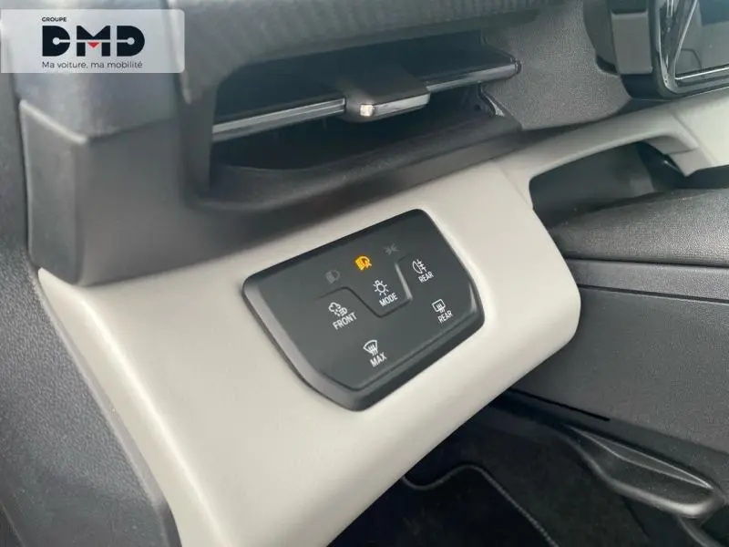 Gros plan sur le panneau de commandes d’éclairage intérieur gris clair du Ford Explorer 2025, avec indicateur orange allumé.