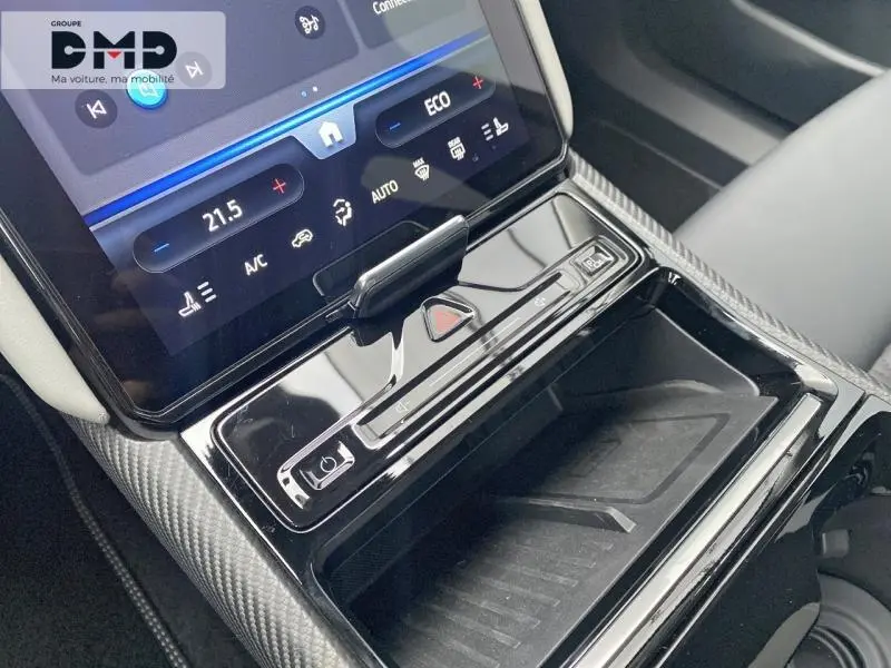 Détail de la console centrale noire brillante avec écran tactile et commandes climatisation du Ford Explorer gris Magnetic 2025.