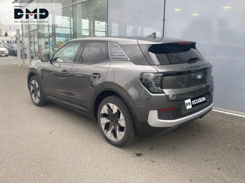 Vue 3/4 arrière droite d'un Ford Explorer électrique gris Magnetic métallisé avec jantes modernes et vitres surteintées.