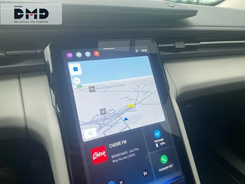 Vue intérieure du tableau de bord du Ford Explorer 2025 avec écran tactile central affichant GPS et radio, finition gris Magnetic.
