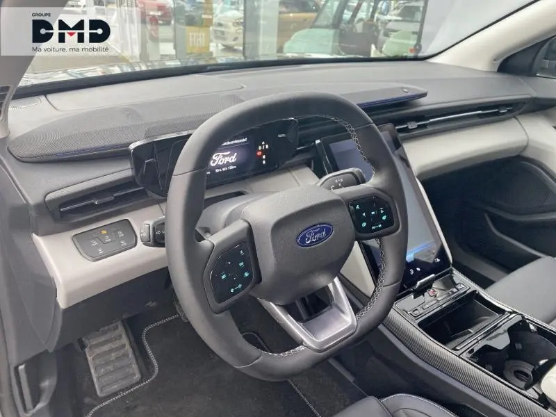 Vue intérieure du tableau de bord et volant multifonction noir du Ford Explorer 2025 avec écran digital et console centrale moderne.