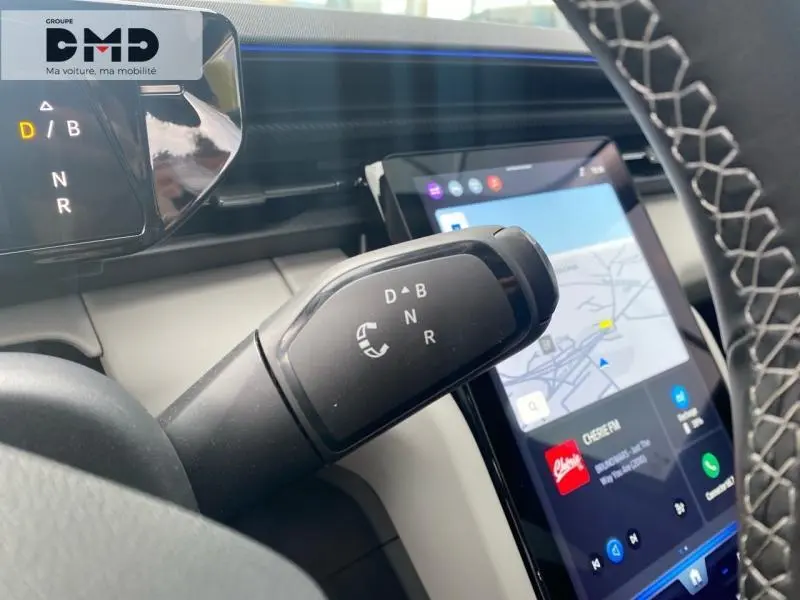 Gros plan intérieur sur le levier de vitesses automatique noir et l'écran tactile du Ford Explorer gris Magnetic 2025.