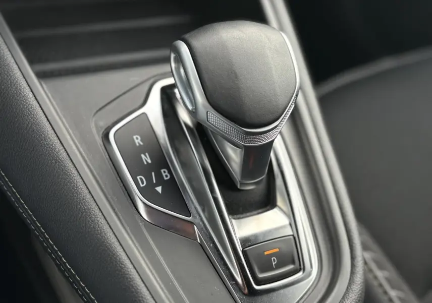 Gros plan sur le levier de vitesses automatique noir et argenté de la Renault SYMBIOZ E-Tech Full Hybrid 2025.