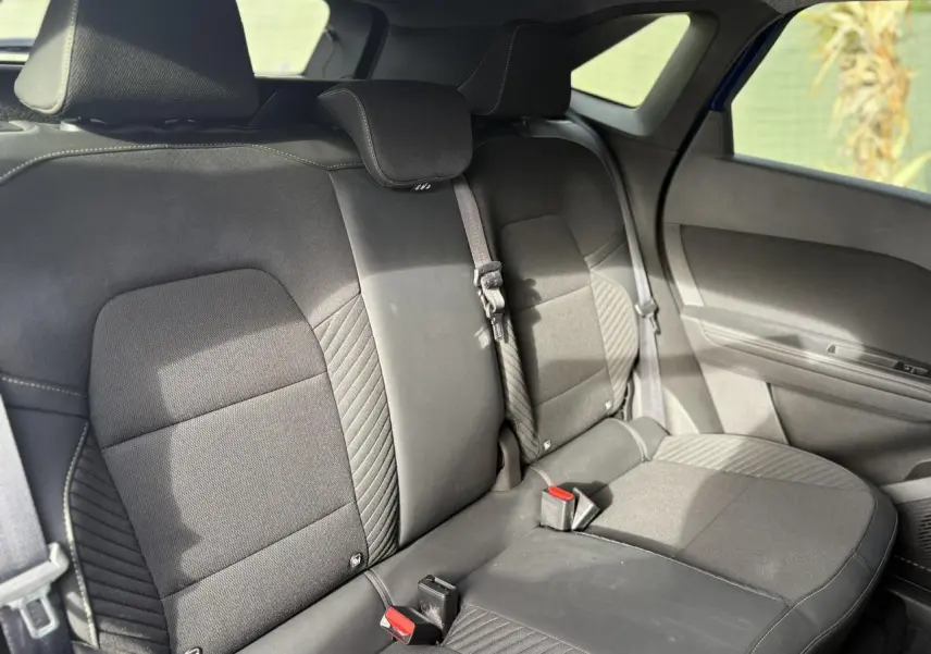 Vue intérieure de la banquette arrière noire du Renault SYMBIOZ 2025, avec ceintures de sécurité visibles.