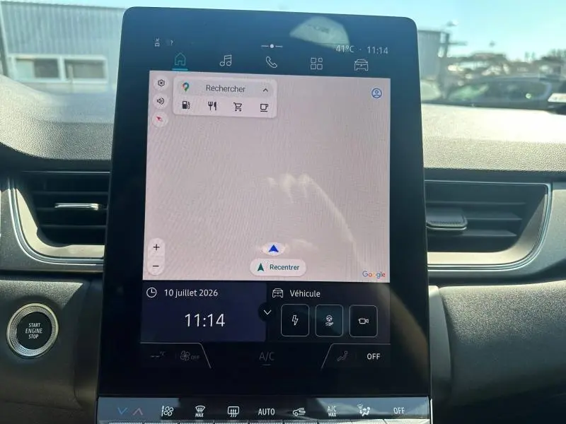 Vue rapprochée de l’écran tactile central du Renault Captur 2025 gris Cassiopée, affichant la navigation GPS.
