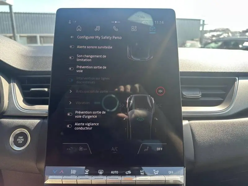 Écran tactile central du Renault Captur 2025 gris Cassiopée, affichant les options d'assistance à la conduite.