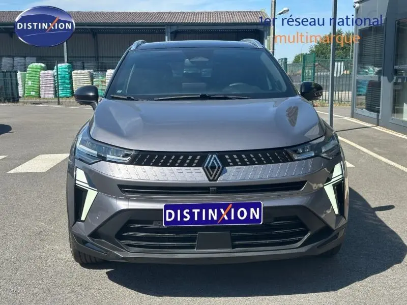 Renault Captur 2025 gris Cassiopée métallisé vu de face, avec calandre distinctive et phares LED verticaux.