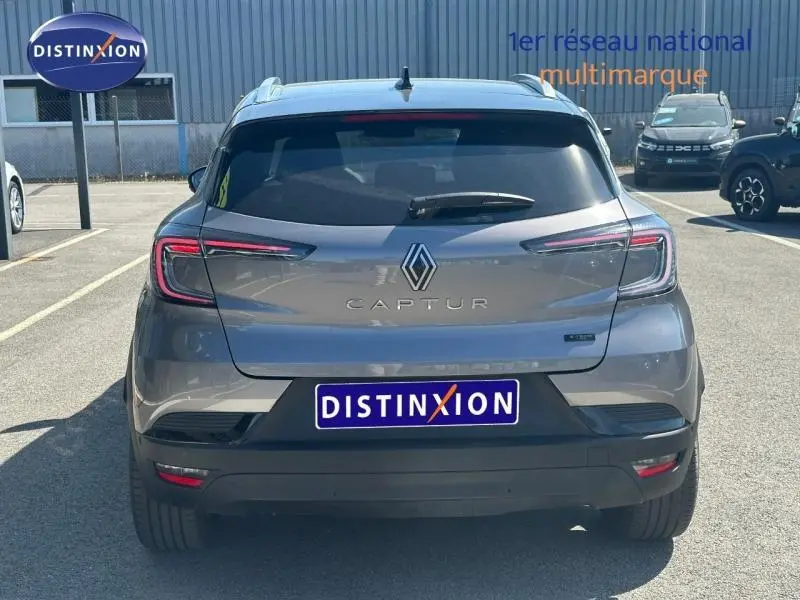 Vue arrière d'un Renault Captur gris Cassiopée métallisé avec feux arrière LED et logo distinctif au centre du hayon.