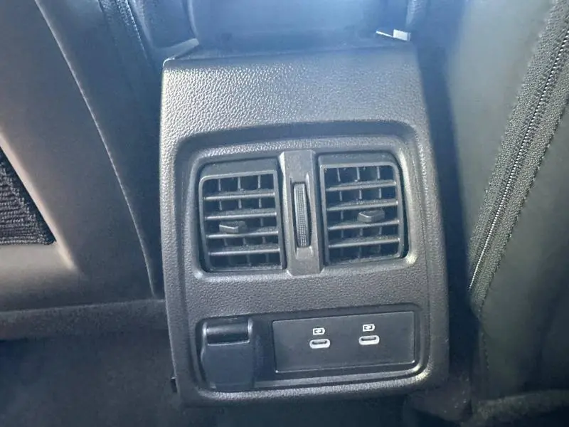 Vue rapprochée des aérateurs arrière et ports USB noirs du Renault Captur 1.6 E-Tech hybride 2025.