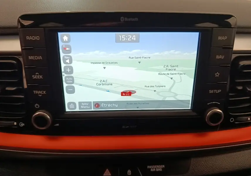 Écran tactile de navigation 7 pouces affichant une carte 3D dans l’habitacle du Kia Stonic gris clair.