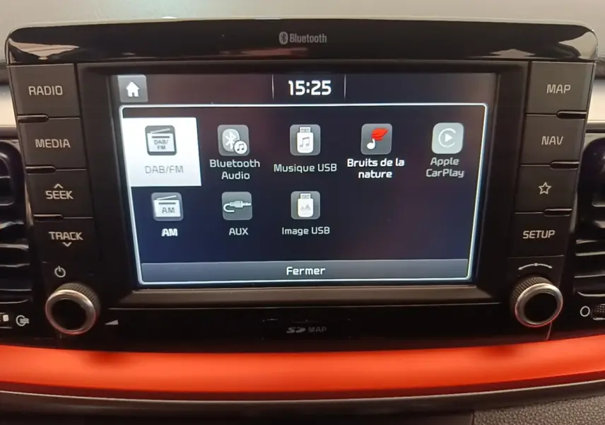 Écran tactile central allumé du système multimédia de la Kia Stonic gris clair, avec options Bluetooth et Apple CarPlay visibles.
