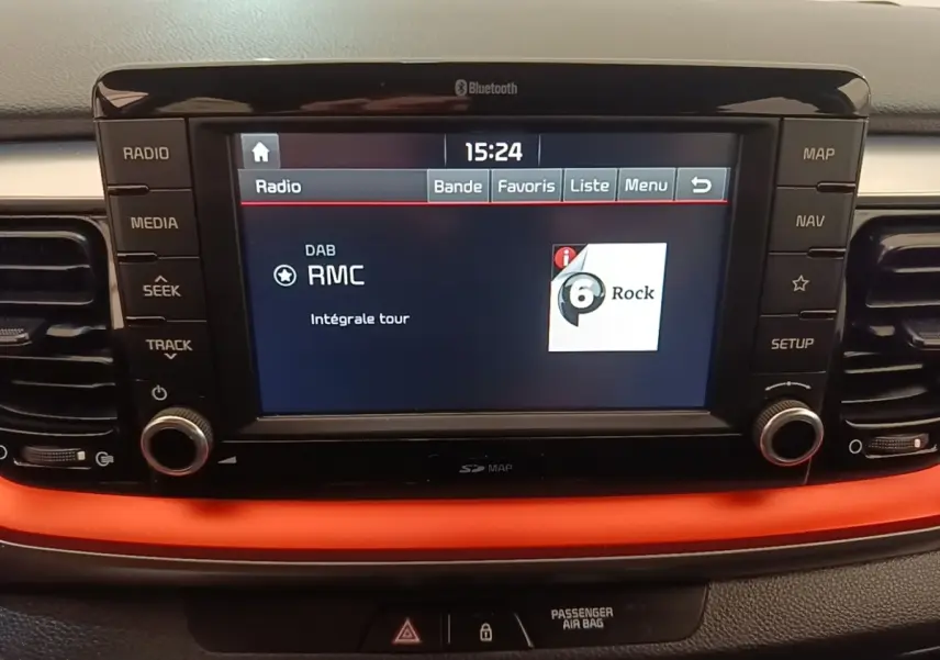 Écran tactile central du tableau de bord du Kia Stonic 2019 affichant la radio DAB RMC en mode Rock.
