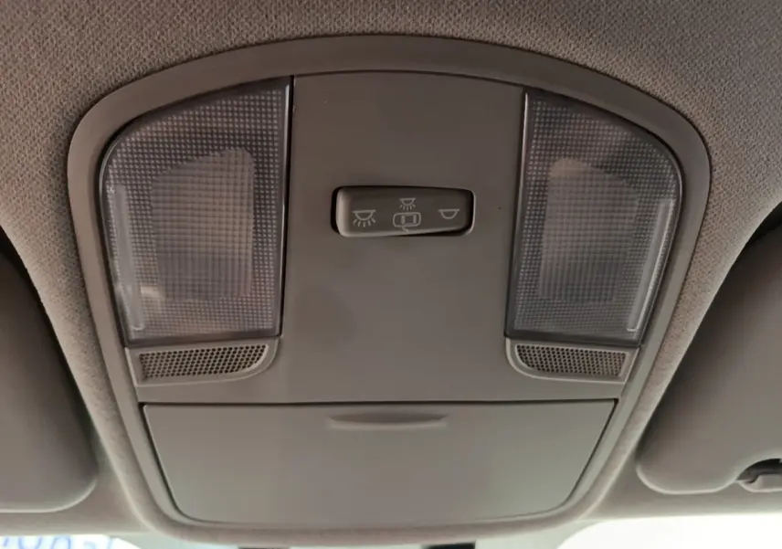 Plafonnier intérieur gris clair avec commandes d’éclairage, vue en gros plan depuis l’habitacle du Kia Stonic 2019.