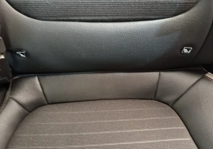 Gros plan sur l’assise arrière en tissu et cuir noir du Kia Stonic 2019, version 1.0 T-GDI 120 DESIGN DCT7.