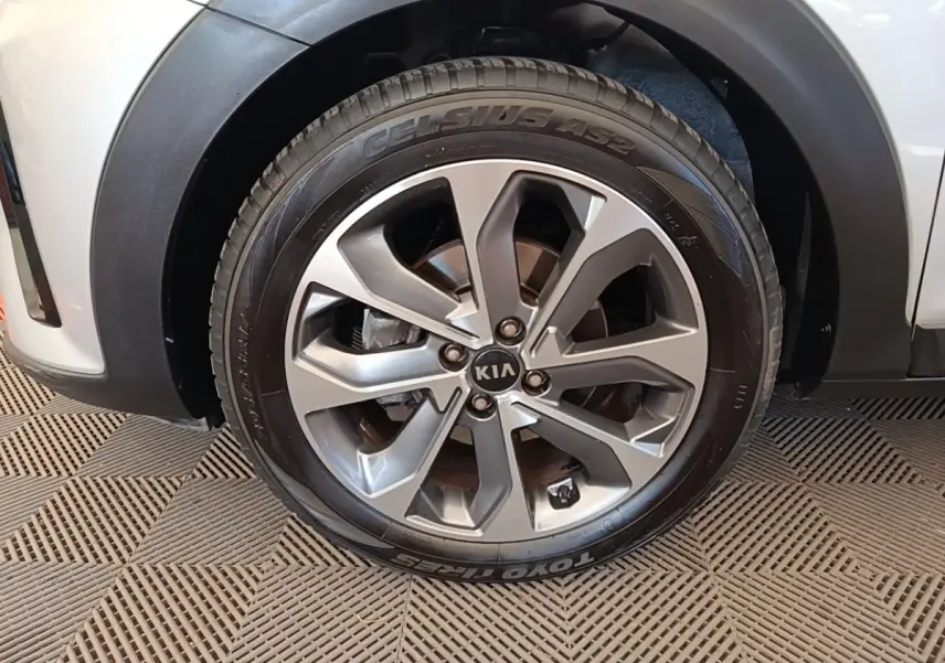 Gros plan sur la roue avant droite gris clair du KIA STONIC avec jante alliage et pneu Toyo visible.